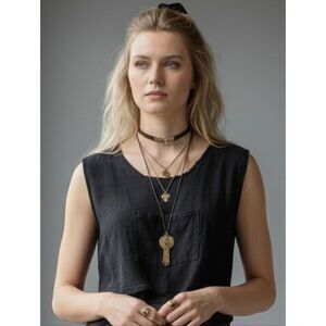 Albacá Black Cropped Cotton Tank Top with Front Pocket